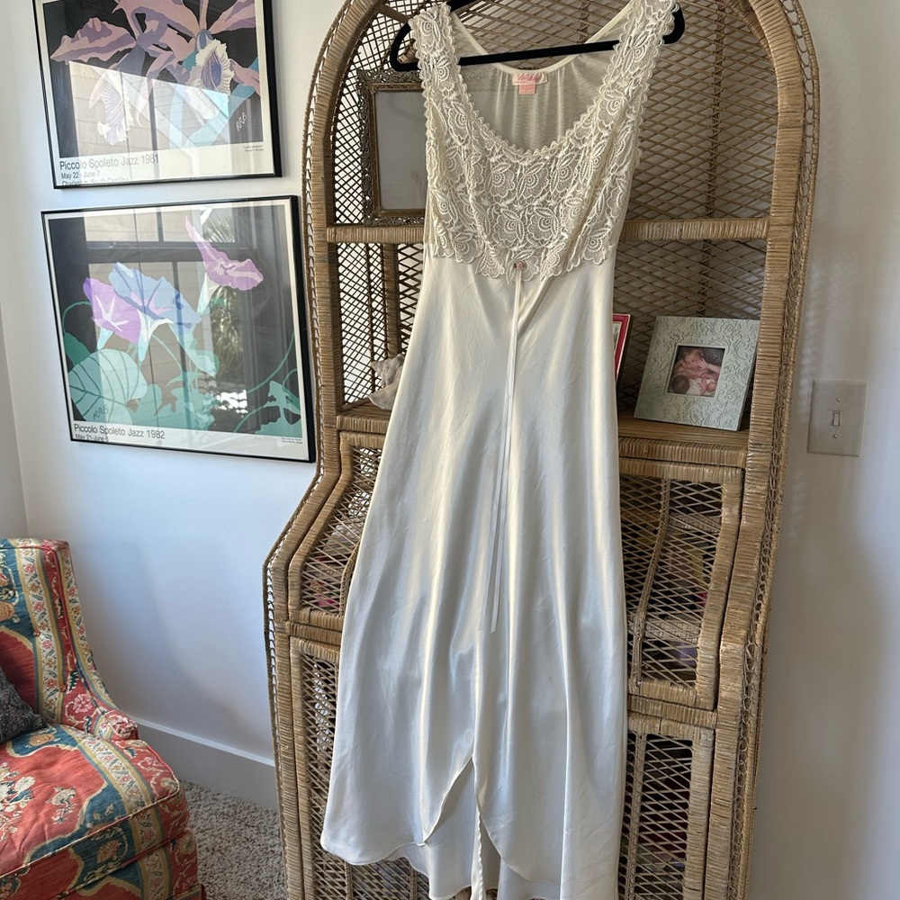 Vintage Feminine White Lace Nightgown